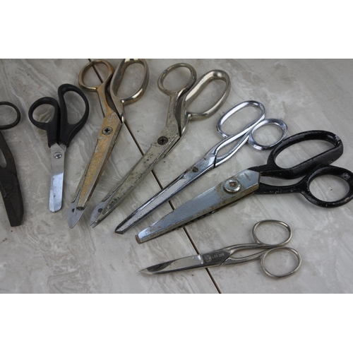 665 - A large lot of assorted vintage scissors.