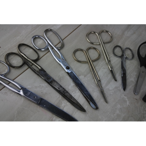 665 - A large lot of assorted vintage scissors.