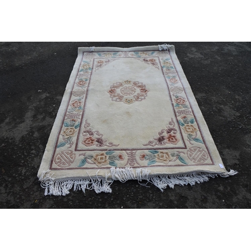 674 - A floral patterned floor rug. Approx 125x188cm.