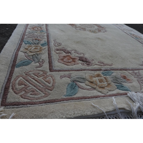 674 - A floral patterned floor rug. Approx 125x188cm.