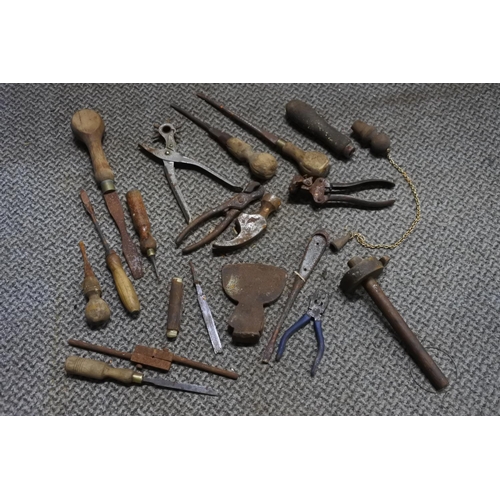 675 - A box of assorted carpenters tools.