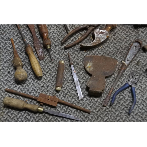 675 - A box of assorted carpenters tools.