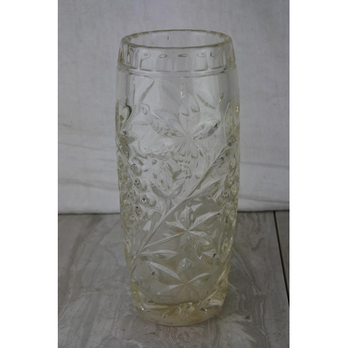 686 - A vintage glass flower vase. Approx 25cm.