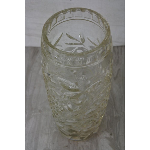 686 - A vintage glass flower vase. Approx 25cm.