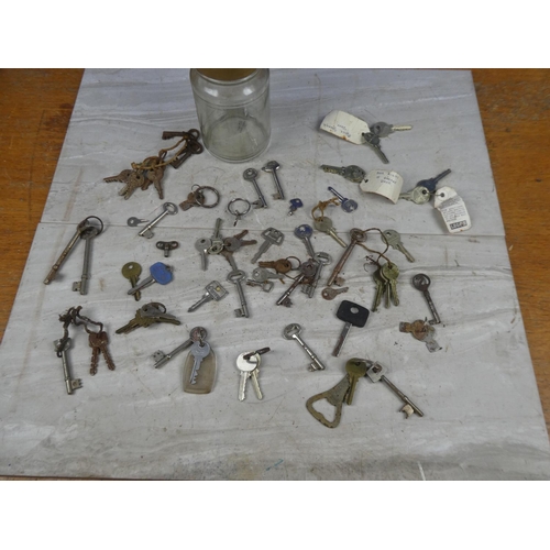 58 - A large lot of assorted keys.