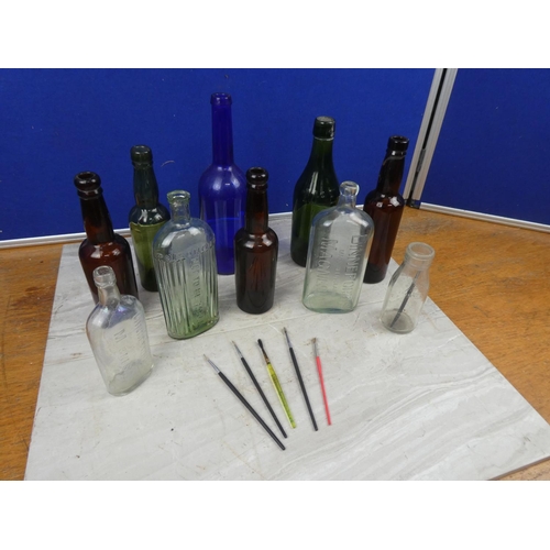 148 - A collection of glass bottles to include Dinneford's Macnesia, McE, Edinburgh green glass bottle and... 