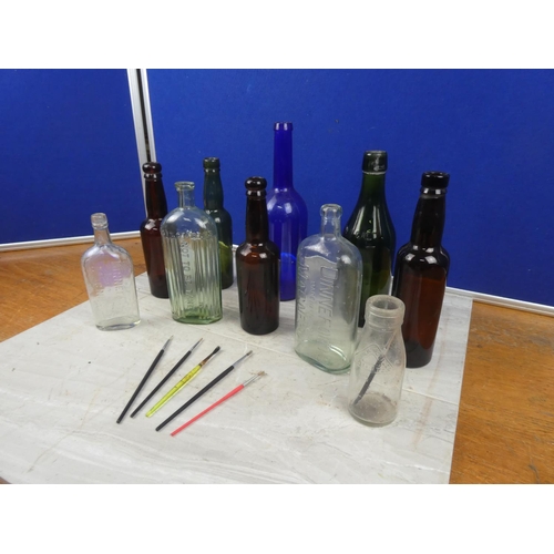148 - A collection of glass bottles to include Dinneford's Macnesia, McE, Edinburgh green glass bottle and... 