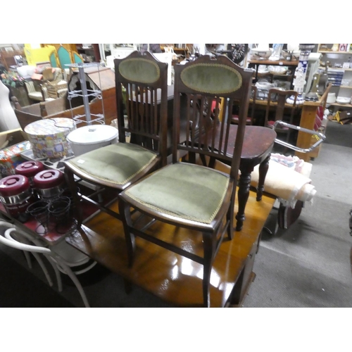 1148 - A pair of beautifully upholstered antique dining chairs with fine gold details.