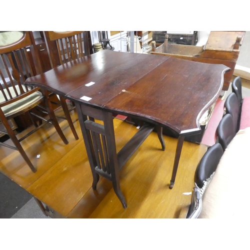 1150 - A small drop leaf side table. Approx 60x65x80cm.