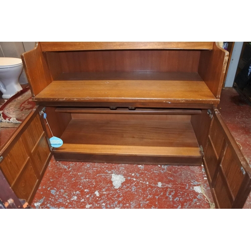 1175 - A large vintage Sideboard display unit. Approx 102x94x45cm.