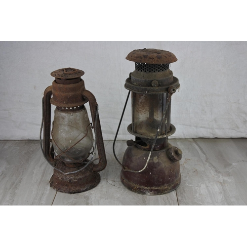 80 - A vintage hurricane lantern & a vintage Bialaddin pressure lamp. Tallest approx 34cm.