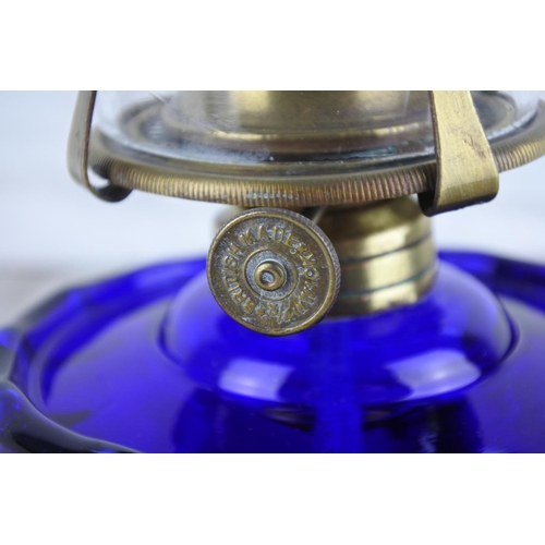 275 - A stunning Bristol blue finger lamp and shade.