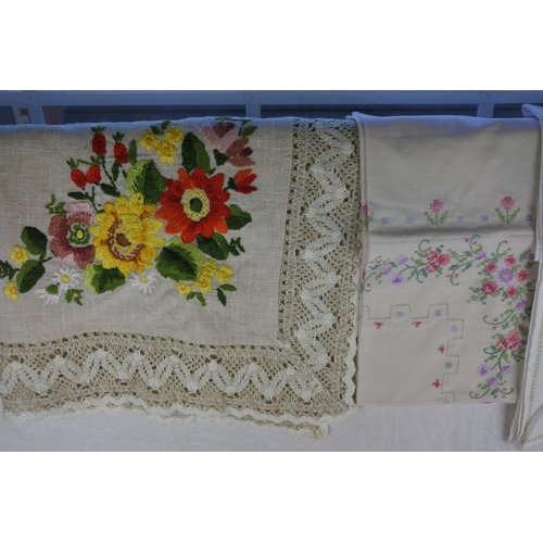 283 - A stunning vintage table cloth and more.