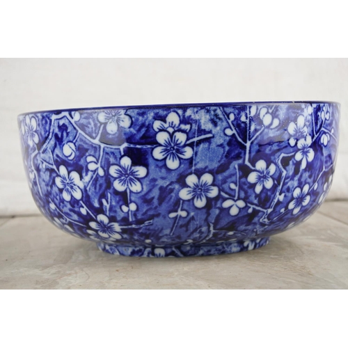 299 - A stunning antique blue and white floral pattern fruit bowl.