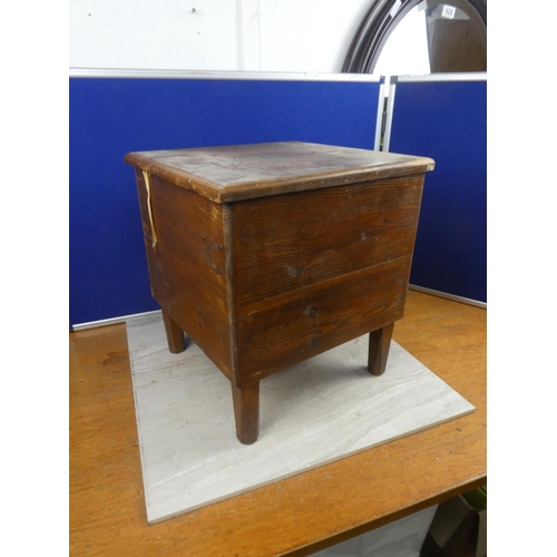 662 - A vintage commode/table with pottery chamber pot (a/f).