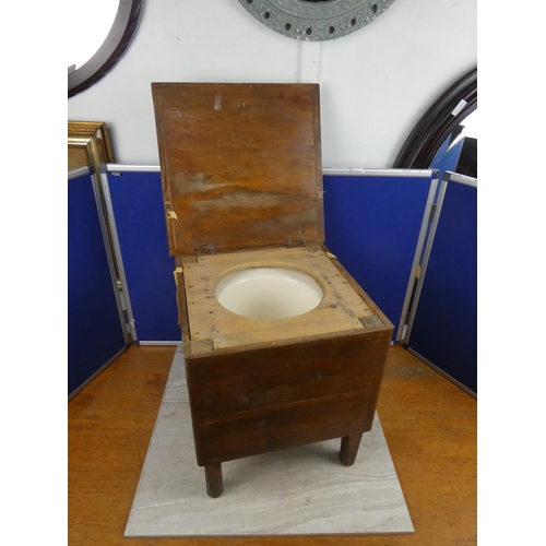 662 - A vintage commode/table with pottery chamber pot (a/f).