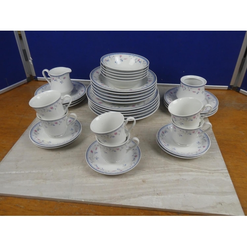 679 - A lot of vintage Florette china ware including dinner plates, soup bowls, pudding bowls and more.