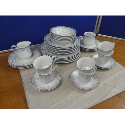 679 - A lot of vintage Florette china ware including dinner plates, soup bowls, pudding bowls and more.