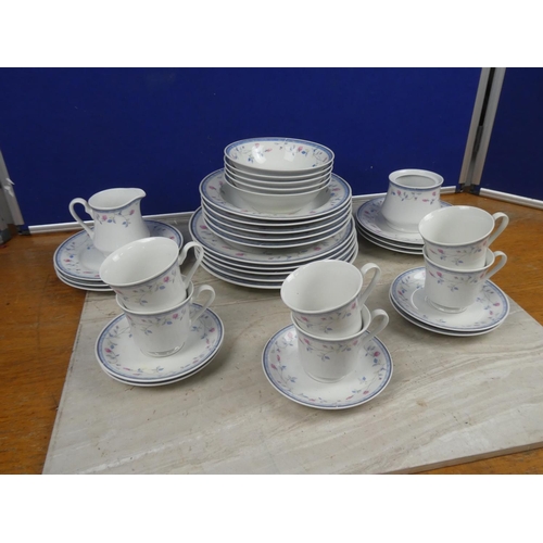 679 - A lot of vintage Florette china ware including dinner plates, soup bowls, pudding bowls and more.