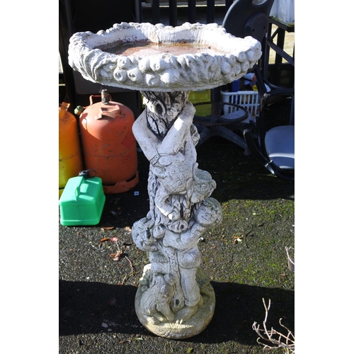 1151 - A decorative bird bath.