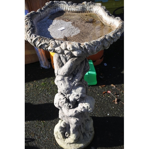 1152 - A decorative bird bath.