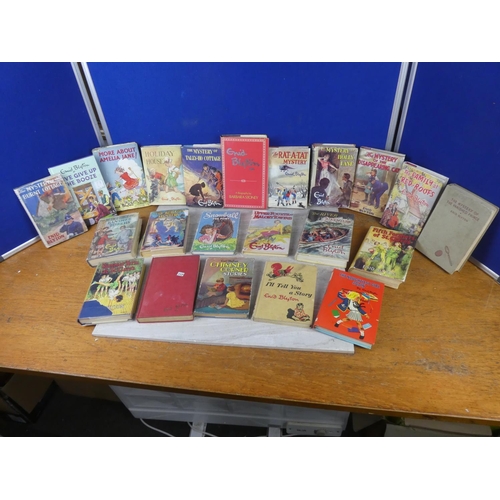 471 - A large collection of vintage Enid Blyton children's books.