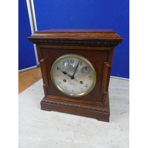 686 - A stunning antique oak cased mantle clock