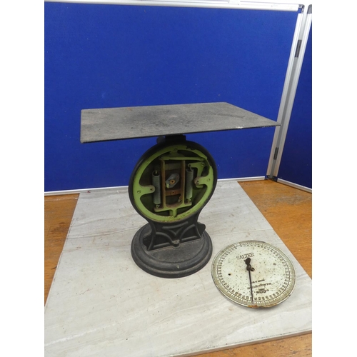 1100 - A vintage Salter scale (a/f).