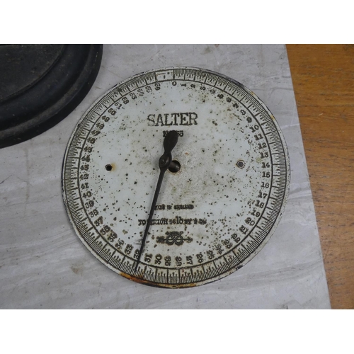 1100 - A vintage Salter scale (a/f).