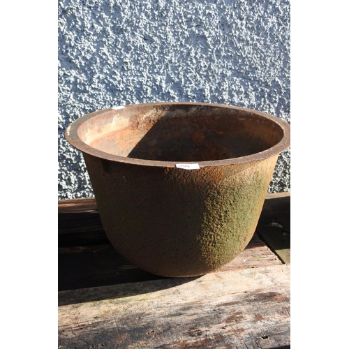 1144 - A large antique work house pot.