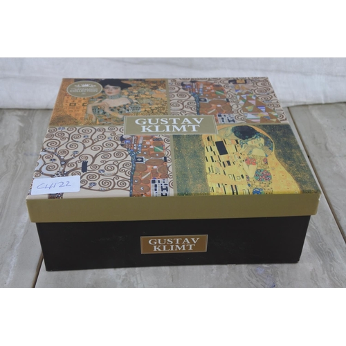 33 - A boxed The Leonardo Collection 'Gustav Klimt' mug set.