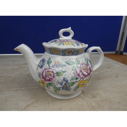 124 - A vintage Sadler 'Victoria' teapot.