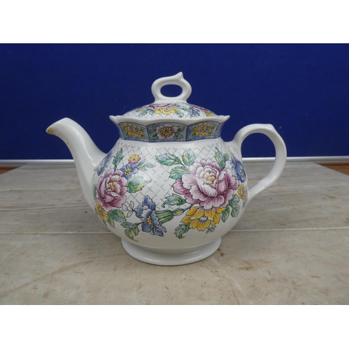 124 - A vintage Sadler 'Victoria' teapot.