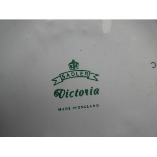 124 - A vintage Sadler 'Victoria' teapot.