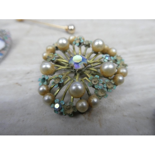 157 - A lot of vintage brooches, rings and more.