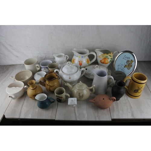 321 - A boxed lot of ceramics.