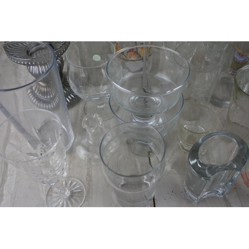 322 - A boxed lot of glassware.