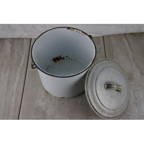 399 - A vintage enamel bucket for storing blueberries.