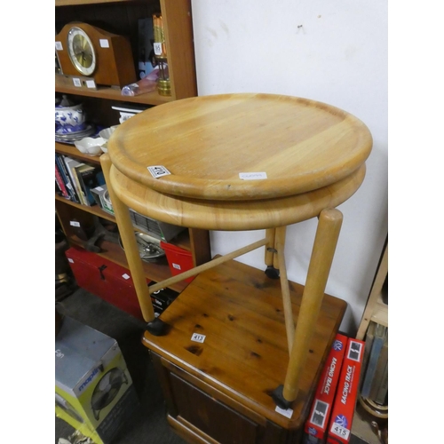 410 - A pine Lazy Susan plate and a pine circular table on casters. Approx 49x63x49cm.