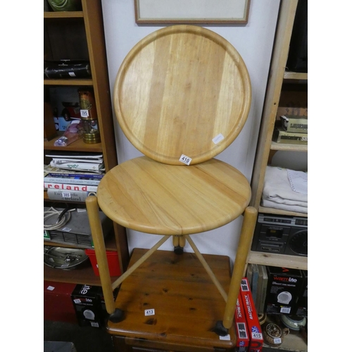 410 - A pine Lazy Susan plate and a pine circular table on casters. Approx 49x63x49cm.