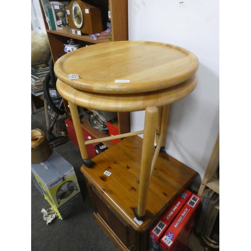 410 - A pine Lazy Susan plate and a pine circular table on casters. Approx 49x63x49cm.