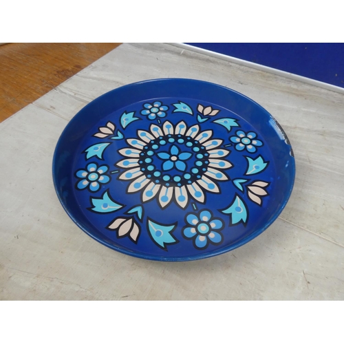 420 - A vintage metal tray. Approx 30cm dia.