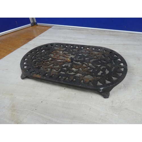 436 - A cast iron pot stand. Approx 35x20cm.