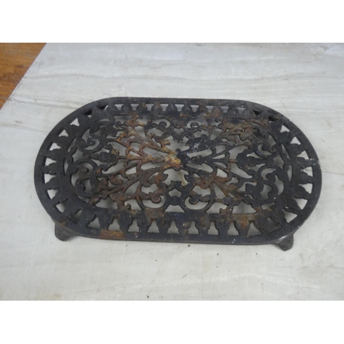 436 - A cast iron pot stand. Approx 35x20cm.