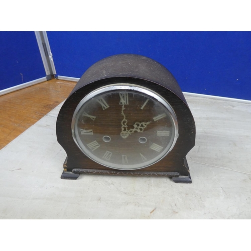 455 - A vintage wooden cased mantle clock.