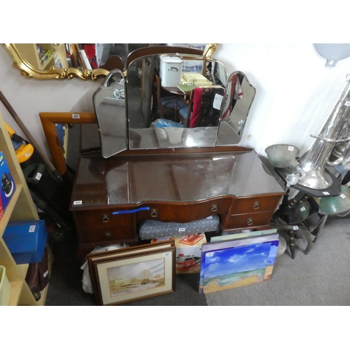 488 - A vintage dressing table with triple mirror. Approx 123x137x48cm.