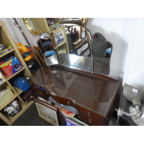 488 - A vintage dressing table with triple mirror. Approx 123x137x48cm.