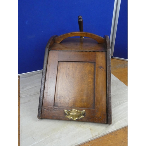 495 - A stunning antique mahogany coal scuttle with liner and scuttle. Approx 31x28x45cm.