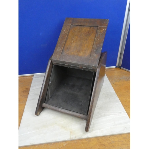 495 - A stunning antique mahogany coal scuttle with liner and scuttle. Approx 31x28x45cm.