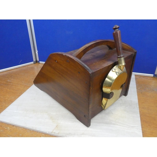 495 - A stunning antique mahogany coal scuttle with liner and scuttle. Approx 31x28x45cm.